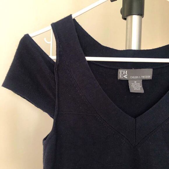 Chelsea & Theodore V-Neck Navy Blue Cut Out Shoulder Knit Sweater/ Sz M - Picture 2 of 4